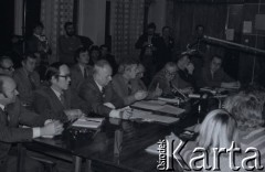 6-8.01.1981, Ustrzyki Dolne, Polska. 
Sala konferencyjna Urzędu Miasta i Gminy. Rozmowy komisji rządowej ze strajkującymi rolnikami. Na zdjęciu uczestnicy rozmów.
Fot. Lech Ścibor-Rylski, zbiory Ośrodka KARTA/Independent Polish Agency (IPA) przekazał Józef Lebenbaum
