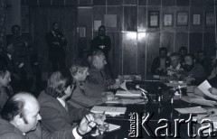 6-8.01.1981, Ustrzyki Dolne, Polska. 
Sala konferencyjna Urzędu Miasta i Gminy. Rozmowy komisji rządowej ze strajkującymi rolnikami. Na zdjęciu uczestnicy rozmów.
Fot. Lech Ścibor-Rylski, zbiory Ośrodka KARTA/Independent Polish Agency (IPA) przekazał Józef Lebenbaum