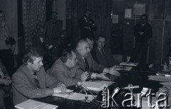 6-8.01.1981, Ustrzyki Dolne, Polska. 
Sala konferencyjna Urzędu Miasta i Gminy. Rozmowy komisji rządowej ze strajkującymi rolnikami. Na zdjęciu uczestnicy rozmów.
Fot. Lech Ścibor-Rylski, zbiory Ośrodka KARTA/Independent Polish Agency (IPA) przekazał Józef Lebenbaum