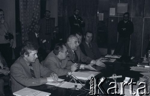6-8.01.1981, Ustrzyki Dolne, Polska. 
Sala konferencyjna Urzędu Miasta i Gminy. Rozmowy komisji rządowej ze strajkującymi rolnikami. Na zdjęciu uczestnicy rozmów.
Fot. Lech Ścibor-Rylski, zbiory Ośrodka KARTA/Independent Polish Agency (IPA) przekazał Józef Lebenbaum
