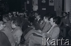 6-8.01.1981, Ustrzyki Dolne, Polska. 
Sala konferencyjna Urzędu Miasta i Gminy. Rozmowy komisji rządowej ze strajkującymi rolnikami. Na zdjęciu uczestnicy rozmów.
Fot. Lech Ścibor-Rylski, zbiory Ośrodka KARTA/Independent Polish Agency (IPA) przekazał Józef Lebenbaum
