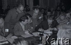 6-8.01.1981, Ustrzyki Dolne, Polska. 
Sala konferencyjna Urzędu Miasta i Gminy. Rozmowy komisji rządowej ze strajkującymi rolnikami. Przy stole 2. z lewej Antoni Wojnarowicz, w środku pochyla się Henryk Bąk.
Fot. Lech Ścibor-Rylski, zbiory Ośrodka KARTA/Independent Polish Agency (IPA) przekazał Józef Lebenbaum