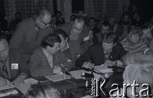 6-8.01.1981, Ustrzyki Dolne, Polska. 
Sala konferencyjna Urzędu Miasta i Gminy. Rozmowy komisji rządowej ze strajkującymi rolnikami. Przy stole 2. z lewej Antoni Wojnarowicz, w środku pochyla się Henryk Bąk.
Fot. Lech Ścibor-Rylski, zbiory Ośrodka KARTA/Independent Polish Agency (IPA) przekazał Józef Lebenbaum