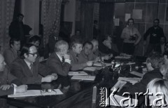 6-8.01.1981, Ustrzyki Dolne, Polska. 
Sala konferencyjna Urzędu Miasta i Gminy. Rozmowy komisji rządowej ze strajkującymi rolnikami. Na zdjęciu uczestnicy rozmów.
Fot. Lech Ścibor-Rylski, zbiory Ośrodka KARTA/Independent Polish Agency (IPA) przekazał Józef Lebenbaum