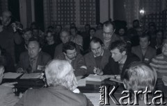 6-8.01.1981, Ustrzyki Dolne, Polska. 
Sala konferencyjna Urzędu Miasta i Gminy. Rozmowy komisji rządowej ze strajkującymi rolnikami. Przy stole 2. z lewej Antoni Wojnarowicz, nad stołem pochyla się Henryk Bąk.
Fot. Lech Ścibor-Rylski, zbiory Ośrodka KARTA/Independent Polish Agency (IPA) przekazał Józef Lebenbaum