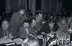 6-8.01.1981, Ustrzyki Dolne, Polska. 
Sala konferencyjna Urzędu Miasta i Gminy. Rozmowy komisji rządowej ze strajkującymi rolnikami. Przy stole 2. z lewej Antoni Wojnarowicz, nad stołem pochyla się Henryk Bąk (w środku).
Fot. Lech Ścibor-Rylski, zbiory Ośrodka KARTA/Independent Polish Agency (IPA) przekazał Józef Lebenbaum