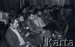 6-8.01.1981, Ustrzyki Dolne, Polska. 
Sala konferencyjna Urzędu Miasta i Gminy. Rozmowy komisji rządowej ze strajkującymi rolnikami. Strajkujący przysłuchują się rozmowom, 2. z lewej siedzi Kazimierz Walczak.
Fot. Lech Ścibor-Rylski, zbiory Ośrodka KARTA/Independent Polish Agency (IPA) przekazał Józef Lebenbaum
