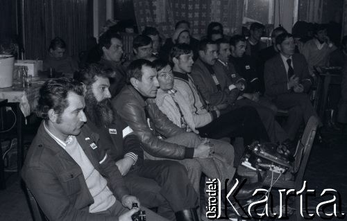 6-8.01.1981, Ustrzyki Dolne, Polska. 
Sala konferencyjna Urzędu Miasta i Gminy. Rozmowy komisji rządowej ze strajkującymi rolnikami. Strajkujący przysłuchują się rozmowom, 2. z lewej siedzi Kazimierz Walczak.
Fot. Lech Ścibor-Rylski, zbiory Ośrodka KARTA/Independent Polish Agency (IPA) przekazał Józef Lebenbaum