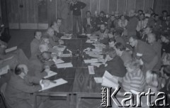 6-8.01.1981, Ustrzyki Dolne, Polska. 
Sala konferencyjna Urzędu Miasta i Gminy. Rozmowy komisji rządowej ze strajkującymi rolnikami. 
Fot. Lech Ścibor-Rylski, zbiory Ośrodka KARTA/Independent Polish Agency (IPA) przekazał Józef Lebenbaum