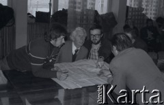 Początek stycznia 1981, Ustrzyki Dolne, Polska.
Strajk okupacyjny rolników w Urzędzie Miasta i Gminy. Uczestnicy strajku nad mapą Nadleśnictwa Wojtkowa. 
Fot. Lech Ścibor-Rylski, zbiory Ośrodka KARTA/Independent Polish Agency (IPA) przekazał Józef Lebenbaum