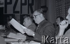 6-8.01.1981, Ustrzyki Dolne, Polska. 
Sala konferencyjna Urzędu Miasta i Gminy. Rozmowy komisji rządowej ze strajkującymi rolnikami. Na zdjęciu uczestnicy rozmów.
Fot. Lech Ścibor-Rylski, zbiory Ośrodka KARTA/Independent Polish Agency (IPA) przekazał Józef Lebenbaum