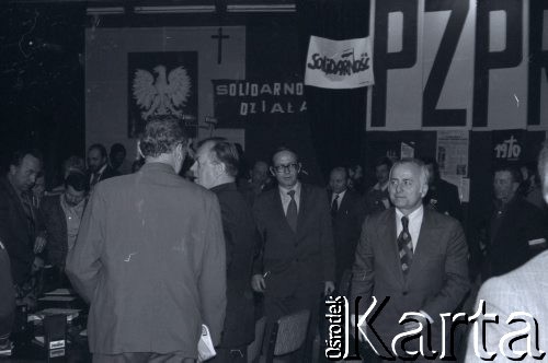 6-8.01.1981, Ustrzyki Dolne, Polska. 
Sala konferencyjna Urzędu Miasta i Gminy. Rozmowy komisji rządowej ze strajkującymi rolnikami. Na zdjęciu uczestnicy rozmów.
Fot. Lech Ścibor-Rylski, zbiory Ośrodka KARTA/Independent Polish Agency (IPA) przekazał Józef Lebenbaum