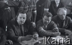 6-8.01.1981, Ustrzyki Dolne, Polska. 
Sala konferencyjna Urzędu Miasta i Gminy. Rozmowy komisji rządowej ze strajkującymi rolnikami. W środku siedzi Antoni Wojnarowicz.
Fot. Lech Ścibor-Rylski, zbiory Ośrodka KARTA/Independent Polish Agency (IPA) przekazał Józef Lebenbaum