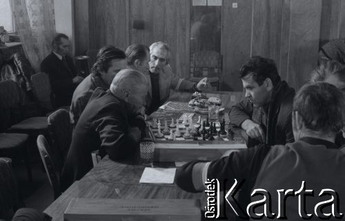 Przed 12.01.1981, Ustrzyki Dolne, Polska.
Strajk okupacyjny rolników w sali konferencyjnej Urzędu Miasta i Gminy. Strajkujący grają w szachy.
Fot. Lech Ścibor-Rylski, zbiory Ośrodka KARTA/Independent Polish Agency (IPA) przekazał Józef Lebenbaum