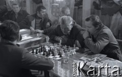 Przed 12.01.1981, Ustrzyki Dolne, Polska.
Strajk okupacyjny rolników w sali konferencyjnej Urzędu Miasta i Gminy. Strajkujący grają w szachy.
Fot. Lech Ścibor-Rylski, zbiory Ośrodka KARTA/Independent Polish Agency (IPA) przekazał Józef Lebenbaum