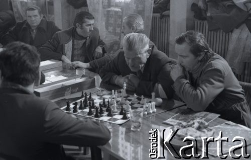 Przed 12.01.1981, Ustrzyki Dolne, Polska.
Strajk okupacyjny rolników w sali konferencyjnej Urzędu Miasta i Gminy. Strajkujący grają w szachy.
Fot. Lech Ścibor-Rylski, zbiory Ośrodka KARTA/Independent Polish Agency (IPA) przekazał Józef Lebenbaum