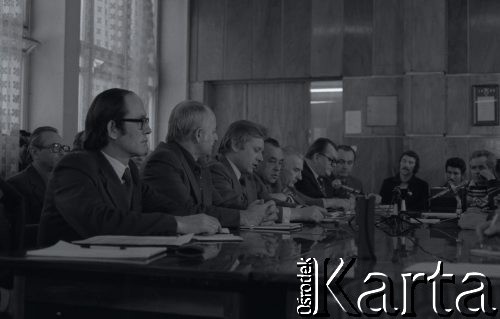 6-8.01.1981, Ustrzyki Dolne, Polska. 
Sala konferencyjna Urzędu Miasta i Gminy. Rozmowy komisji rządowej ze strajkującymi rolnikami. 
Fot. Lech Ścibor-Rylski, zbiory Ośrodka KARTA/Independent Polish Agency (IPA) przekazał Józef Lebenbaum