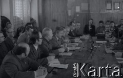 6-8.01.1981, Ustrzyki Dolne, Polska. 
Sala konferencyjna Urzędu Miasta i Gminy. Rozmowy komisji rządowej ze strajkującymi rolnikami. 
Fot. Lech Ścibor-Rylski, zbiory Ośrodka KARTA/Independent Polish Agency (IPA) przekazał Józef Lebenbaum