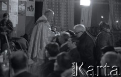 Początek stycznia 1981, Ustrzyki Dolne, Polska.
Msza święta w sali konferencyjnej Urzędu Miasta i Gminy podczas strajku okupacyjnego. Ksiądz udziela komunii świętej.
Fot. Lech Ścibor-Rylski, zbiory Ośrodka KARTA/IPA Independent Polish Agency (IPA) , przekazał Józef Lebenbaum