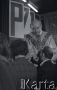 Początek stycznia 1981, Ustrzyki Dolne, Polska.
Msza święta w sali konferencyjnej Urzędu Miasta i Gminy podczas strajku okupacyjnego. Ksiądz udziela komunii świętej.
Fot. Lech Ścibor-Rylski, zbiory Ośrodka KARTA/IPA Independent Polish Agency (IPA) , przekazał Józef Lebenbaum