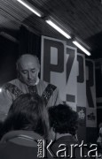 Początek stycznia 1981, Ustrzyki Dolne, Polska.
Msza święta w sali konferencyjnej Urzędu Miasta i Gminy podczas strajku okupacyjnego. Ksiądz udziela komunii świętej.
Fot. Lech Ścibor-Rylski, zbiory Ośrodka KARTA/IPA Independent Polish Agency (IPA) , przekazał Józef Lebenbaum