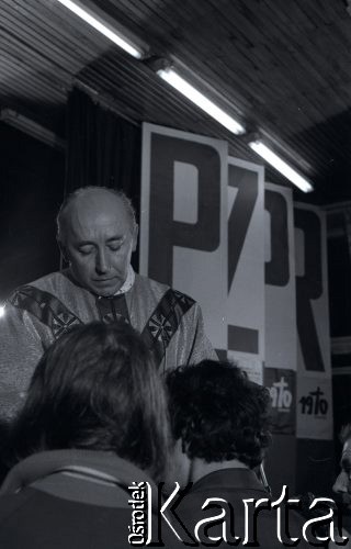 Początek stycznia 1981, Ustrzyki Dolne, Polska.
Msza święta w sali konferencyjnej Urzędu Miasta i Gminy podczas strajku okupacyjnego. Ksiądz udziela komunii świętej.
Fot. Lech Ścibor-Rylski, zbiory Ośrodka KARTA/IPA Independent Polish Agency (IPA) , przekazał Józef Lebenbaum