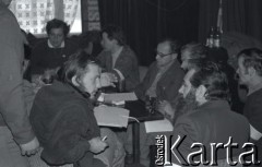 Przed 12.01.1981, Ustrzyki Dolne, Polska.
Strajk okupacyjny rolników w sali konferencyjnej Urzędu Miasta i Gminy. Narada, z lewej strony siedzi Wieńczysław Nowacki, w głębi Henryk Bąk i Antoni Wojnarowicz.
Fot. Lech Ścibor-Rylski, zbiory Ośrodka KARTA/Independent Polish Agency (IPA) przekazał Józef Lebenbaum