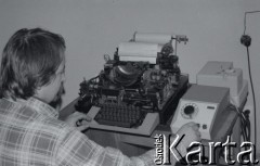 Przed 12.01.1981, Ustrzyki Dolne, Polska.
Strajk okupacyjny rolników w sali konferencyjnej Urzędu Miasta i Gminy. Fotograf Jerzy Kozak przy maszynie do pisania.
Fot. Lech Ścibor-Rylski, zbiory Ośrodka KARTA/Independent Polish Agency (IPA) przekazał Józef Lebenbaum