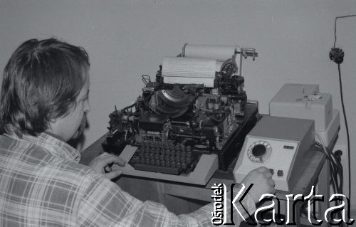 Przed 12.01.1981, Ustrzyki Dolne, Polska.
Strajk okupacyjny rolników w sali konferencyjnej Urzędu Miasta i Gminy. Fotograf Jerzy Kozak przy maszynie do pisania.
Fot. Lech Ścibor-Rylski, zbiory Ośrodka KARTA/Independent Polish Agency (IPA) przekazał Józef Lebenbaum
