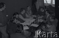 Przed 12.01.1981, Ustrzyki Dolne, Polska.
Strajk okupacyjny rolników w sali konferencyjnej Urzędu Miasta i Gminy. Narada, z lewej strony siedzą m.in. Wieńczysław Nowacki i Franciszek Łysyganicz, z prawej Henryk Bąk i Antoni Wojnarowicz.
Fot. Lech Ścibor-Rylski, zbiory Ośrodka KARTA/Independent Polish Agency (IPA) przekazał Józef Lebenbaum