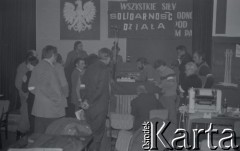 Przed 12.01.1981, Ustrzyki Dolne, Polska.
Strajk okupacyjny rolników w sali konferencyjnej Urzędu Miasta i Gminy. Na zdjęciu uczestnicy strajku.
Fot. Lech Ścibor-Rylski, zbiory Ośrodka KARTA/Independent Polish Agency (IPA) przekazał Józef Lebenbaum