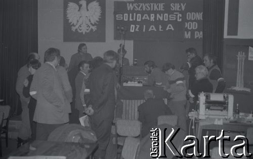 Przed 12.01.1981, Ustrzyki Dolne, Polska.
Strajk okupacyjny rolników w sali konferencyjnej Urzędu Miasta i Gminy. Na zdjęciu uczestnicy strajku.
Fot. Lech Ścibor-Rylski, zbiory Ośrodka KARTA/Independent Polish Agency (IPA) przekazał Józef Lebenbaum