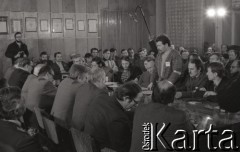 6-8.01.1981, Ustrzyki Dolne, Polska. 
Sala konferencyjna Urzędu Miasta i Gminy. Rozmowy komisji rządowej ze strajkującymi rolnikami, stoi Antoni Wojnarowicz.
Fot. Lech Ścibor-Rylski, zbiory Ośrodka KARTA/Independent Polish Agency (IPA) przekazał Józef Lebenbaum