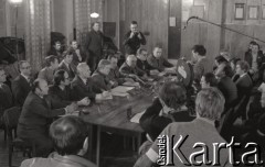 6-8.01.1981, Ustrzyki Dolne, Polska. 
Sala konferencyjna Urzędu Miasta i Gminy. Rozmowy komisji rządowej ze strajkującymi rolnikami, przy stole stoi Antoni Wojnarowicz.
Fot. Lech Ścibor-Rylski, zbiory Ośrodka KARTA/Independent Polish Agency (IPA) przekazał Józef Lebenbaum