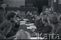 Przed 12.01.1981, Ustrzyki Dolne, Polska.
Strajk okupacyjny rolników w sali konferencyjnej Urzędu Miasta i Gminy. Narada strajkujących, z prawej strony siedzą m.in. Antoni Wojnarowicz i Henryk Bąk, 1. z lewej stoi Sławomir Dutkiewicz.
Fot. Lech Ścibor-Rylski, zbiory Ośrodka KARTA/Independent Polish Agency (IPA) przekazał Józef Lebenbaum