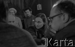 Przed 12.01.1981, Ustrzyki Dolne, Polska.
Strajk okupacyjny rolników w sali konferencyjnej Urzędu Miasta i Gminy. W środku siedzi Anna Szczepuła, z prawej Henryk Bąk.
Fot. Lech Ścibor-Rylski, zbiory Ośrodka KARTA/Independent Polish Agency (IPA) przekazał Józef Lebenbaum