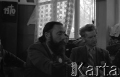 Przed 12.01.1981, Ustrzyki Dolne, Polska.
Strajk okupacyjny rolników w sali konferencyjnej Urzędu Miasta i Gminy. Na zdjęciu Franciszek Łysyganicz i Jan Kozłowski.
Fot. Lech Ścibor-Rylski, zbiory Ośrodka KARTA/Independent Polish Agency (IPA) przekazał Józef Lebenbaum