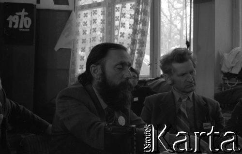Przed 12.01.1981, Ustrzyki Dolne, Polska.
Strajk okupacyjny rolników w sali konferencyjnej Urzędu Miasta i Gminy. Na zdjęciu Franciszek Łysyganicz i Jan Kozłowski.
Fot. Lech Ścibor-Rylski, zbiory Ośrodka KARTA/Independent Polish Agency (IPA) przekazał Józef Lebenbaum