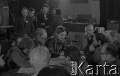 Przed 12.01.1981, Ustrzyki Dolne, Polska.
Strajk okupacyjny rolników w sali konferencyjnej Urzędu Miasta i Gminy. Głos zabiera Anna Szczepuła, 1. z prawej siedzi Henryk Bąk, za nim Janusz Rożek, w głębi Zdzisław Ostatek.
Fot. Lech Ścibor-Rylski, zbiory Ośrodka KARTA/Independent Polish Agency (IPA) przekazał Józef Lebenbaum