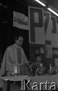 Przed 12.01.1981, Ustrzyki Dolne, Polska.
Strajk okupacyjny rolników w sali konferencyjnej Urzędu Miasta i Gminy. Ksiądz Stanisław Surmacz odprawia mszę świętą dla uczestników strajku.
Fot. Lech Ścibor-Rylski, zbiory Ośrodka KARTA/Independent Polish Agency (IPA) przekazał Józef Lebenbaum