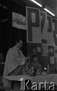 Przed 12.01.1981, Ustrzyki Dolne, Polska.
Strajk okupacyjny rolników w sali konferencyjnej Urzędu Miasta i Gminy. Ksiądz Stanisław Surmacz odprawia mszę świętą dla uczestników strajku.
Fot. Lech Ścibor-Rylski, zbiory Ośrodka KARTA/Independent Polish Agency (IPA) przekazał Józef Lebenbaum