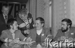 Przed 12.01.1981, Ustrzyki Dolne, Polska.
Strajk okupacyjny rolników w sali konferencyjnej Urzędu Miasta i Gminy. Uczestnicy strajku.
Fot. Lech Ścibor-Rylski, zbiory Ośrodka KARTA/Independent Polish Agency (IPA) przekazał Józef Lebenbaum