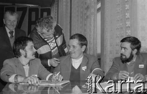 Przed 12.01.1981, Ustrzyki Dolne, Polska.
Strajk okupacyjny rolników w sali konferencyjnej Urzędu Miasta i Gminy. Uczestnicy strajku.
Fot. Lech Ścibor-Rylski, zbiory Ośrodka KARTA/Independent Polish Agency (IPA) przekazał Józef Lebenbaum