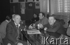 Przed 12.01.1981, Ustrzyki Dolne, Polska.
Strajk okupacyjny rolników w sali konferencyjnej Urzędu Miasta i Gminy. Uczestnicy strajku.
Fot. Lech Ścibor-Rylski, zbiory Ośrodka KARTA/Independent Polish Agency (IPA) przekazał Józef Lebenbaum