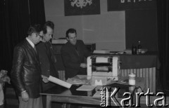 Przed 12.01.1981, Ustrzyki Dolne, Polska.
Strajk okupacyjny rolników w sali konferencyjnej Urzędu Miasta i Gminy. Strajkujący przy kopiarce.
Fot. Lech Ścibor-Rylski, zbiory Ośrodka KARTA/Independent Polish Agency (IPA) przekazał Józef Lebenbaum