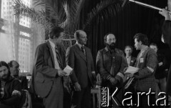 Przed 12.01.1981, Ustrzyki Dolne, Polska.
Strajk okupacyjny rolników w sali konferencyjnej Urzędu Miasta i Gminy. Z prawej stoi Antoni Wojnarowicz, 1. z lewej siedzi Sławomir Dutkiewicz.
Fot. Lech Ścibor-Rylski, zbiory Ośrodka KARTA/Independent Polish Agency (IPA) przekazał Józef Lebenbaum