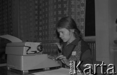 Przed 12.01.1981, Ustrzyki Dolne, Polska.
Strajk okupacyjny rolników w sali konferencyjnej Urzędu Miasta i Gminy. Kobieta pisze na maszynie do pisania.
Fot. Lech Ścibor-Rylski, zbiory Ośrodka KARTA/Independent Polish Agency (IPA) przekazał Józef Lebenbaum