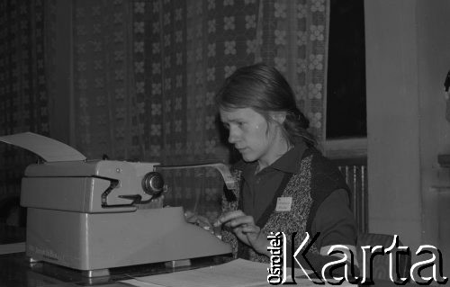 Przed 12.01.1981, Ustrzyki Dolne, Polska.
Strajk okupacyjny rolników w sali konferencyjnej Urzędu Miasta i Gminy. Kobieta pisze na maszynie do pisania.
Fot. Lech Ścibor-Rylski, zbiory Ośrodka KARTA/Independent Polish Agency (IPA) przekazał Józef Lebenbaum