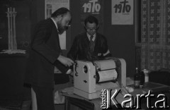 Przed 12.01.1981, Ustrzyki Dolne, Polska.
Strajk okupacyjny rolników w sali konferencyjnej Urzędu Miasta i Gminy. Strajkujący przy kopiarce.
Fot. Lech Ścibor-Rylski, zbiory Ośrodka KARTA/Independent Polish Agency (IPA) przekazał Józef Lebenbaum