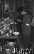 Przed 12.01.1981, Ustrzyki Dolne, Polska.
Strajk okupacyjny rolników w sali konferencyjnej Urzędu Miasta i Gminy. Przygotowywanie posiłku.
Fot. Lech Ścibor-Rylski, zbiory Ośrodka KARTA/Independent Polish Agency (IPA) przekazał Józef Lebenbaum